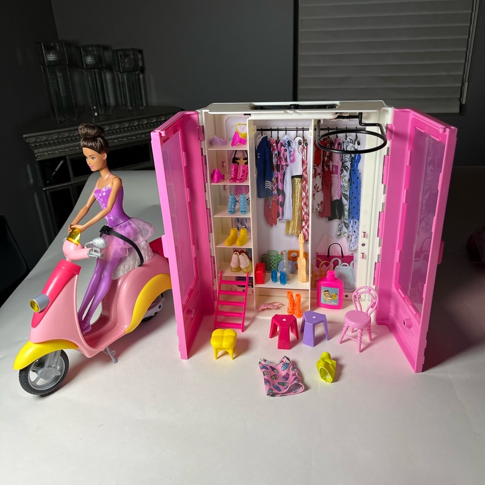 Ballerina barbie (closet and scooter not included) - Picture 3 of 3